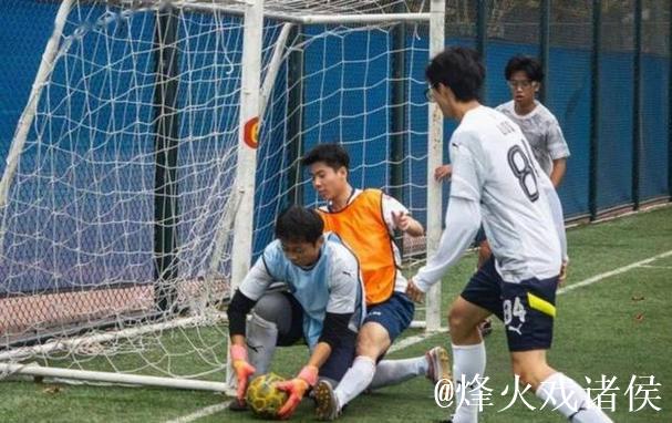 广西县级足球超级联赛在贵港打响揭幕战，跨年度赛制引发争议，29支球队分区主客场较量备受关注