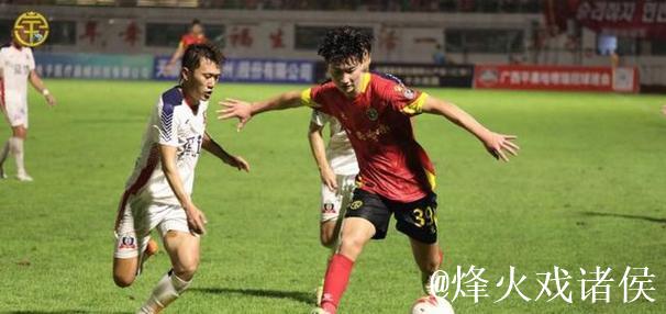 广西县级足球超级联赛在贵港打响揭幕战，跨年度赛制引发争议，29支球队分区主客场较量备受关注