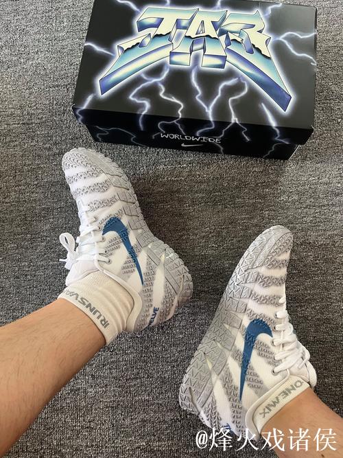 迪格斯上脚JA3主题定制钉鞋，橄榄球场的篮球风