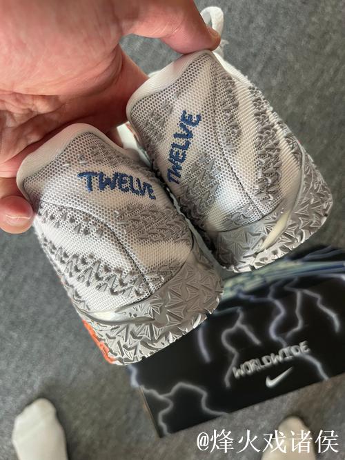 迪格斯上脚JA3主题定制钉鞋，橄榄球场的篮球风